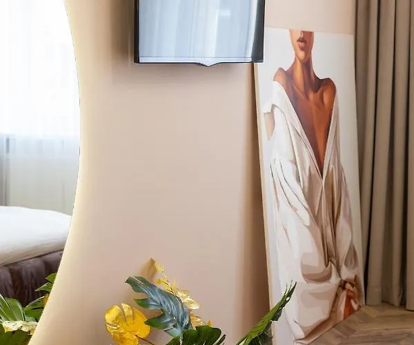 Leogrand On Husiak 6 * إلفيف